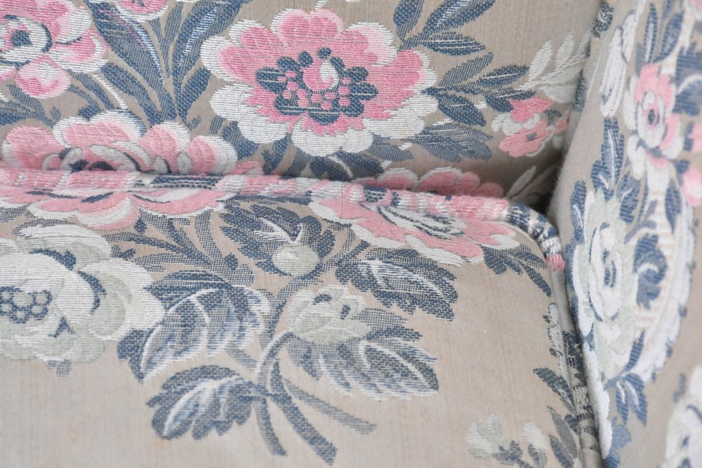 中古　イタリア高級家具　ロココ調　SILIK(シリック)　花柄の張地とゴールドカラーの彫刻装飾が華やかな1人掛けソファ　(R-091270)