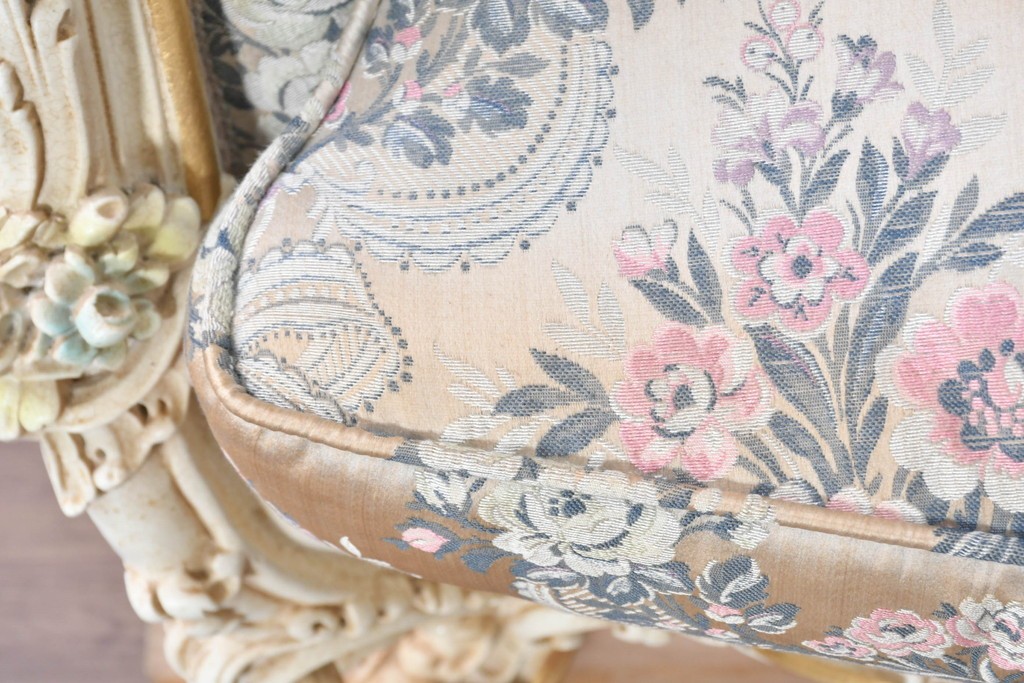 中古　イタリア高級家具　ロココ調　SILIK(シリック)　花柄の張地とゴールドカラーの彫刻装飾が華やかな1人掛けソファ　(R-091270)
