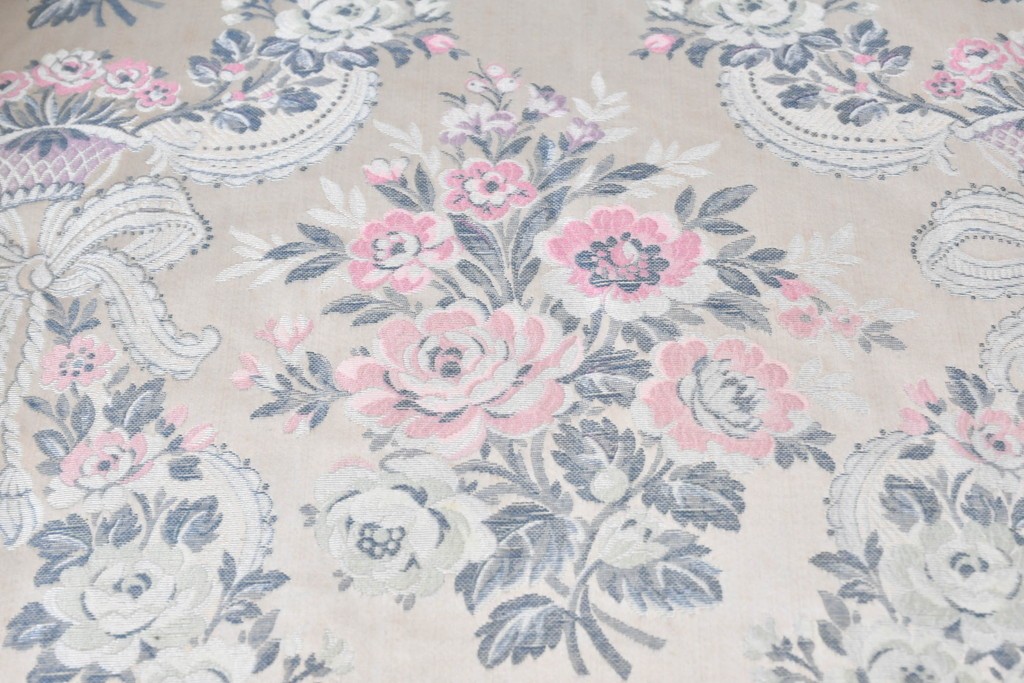 中古　イタリア高級家具　ロココ調　SILIK(シリック)　花柄の張地とゴールドカラーの彫刻装飾が華やかな1人掛けソファ　(R-091270)