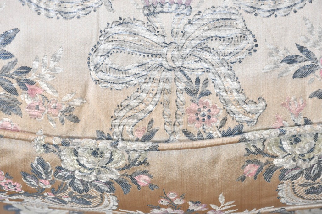 中古　イタリア高級家具　ロココ調　SILIK(シリック)　花柄の張地とゴールドカラーの彫刻装飾が華やかな1人掛けソファ　(R-091270)
