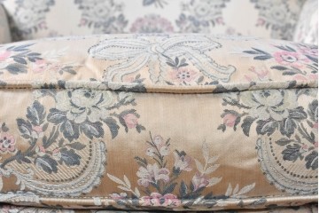 中古　イタリア高級家具　ロココ調　SILIK(シリック)　花柄の張地とゴールドカラーの彫刻装飾が華やかな1人掛けソファ　(R-091270)