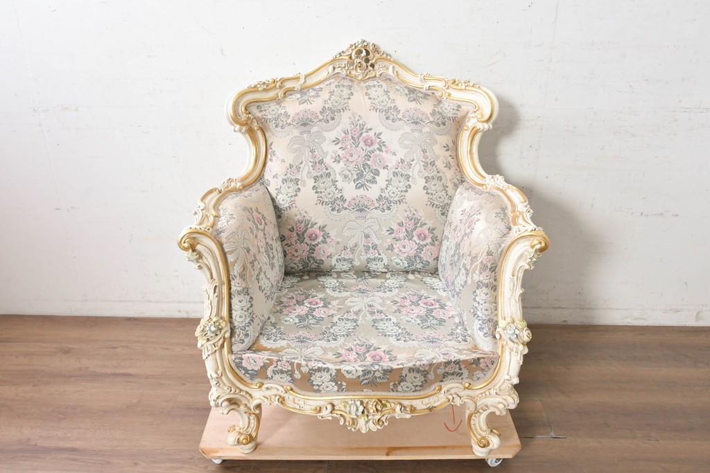 中古　イタリア高級家具　ロココ調　SILIK(シリック)　花柄の張地とゴールドカラーの彫刻装飾が華やかな1人掛けソファ　(R-091270)