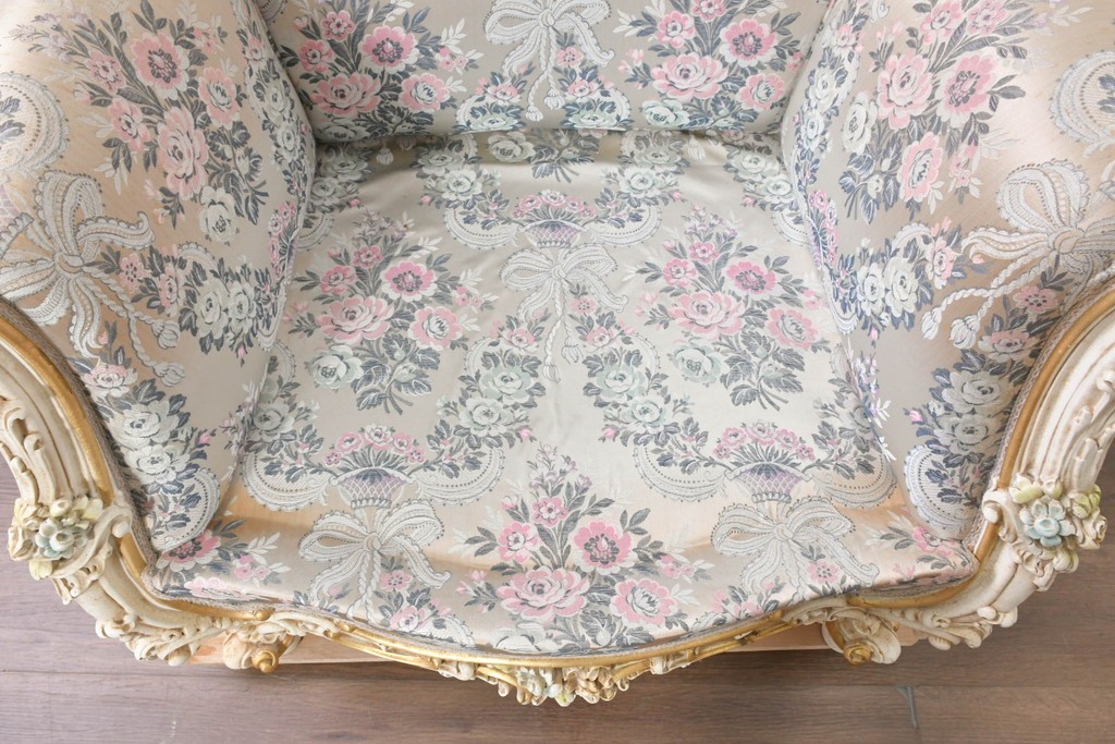 中古　イタリア高級家具　ロココ調　SILIK(シリック)　花柄の張地とゴールドカラーの彫刻装飾が華やかな1人掛けソファ　(R-091270)