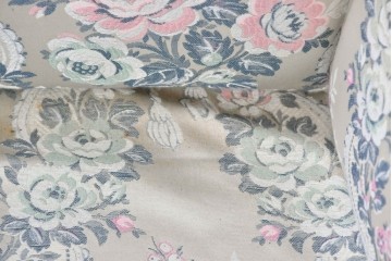 中古　イタリア高級家具　ロココ調　SILIK(シリック)　花柄の張地とゴールドカラーの彫刻装飾が華やかな1人掛けソファ　(R-091270)
