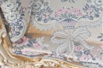 中古　イタリア高級家具　ロココ調　SILIK(シリック)　花柄の張地とゴールドカラーの彫刻装飾が華やかな1人掛けソファ　(R-091270)