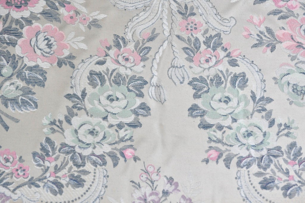 中古　イタリア高級家具　ロココ調　SILIK(シリック)　花柄の張地とゴールドカラーの彫刻装飾が華やかな1人掛けソファ　(R-091270)