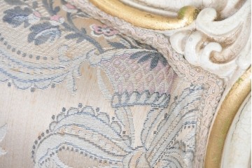 中古　イタリア高級家具　ロココ調　SILIK(シリック)　花柄の張地とゴールドカラーの彫刻装飾が華やかな1人掛けソファ　(R-091270)