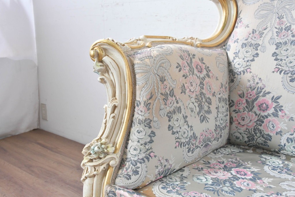 中古　イタリア高級家具　ロココ調　SILIK(シリック)　花柄の張地とゴールドカラーの彫刻装飾が華やかな1人掛けソファ　(R-091270)