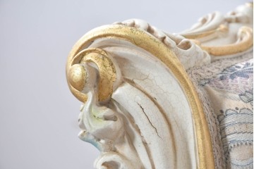 中古　イタリア高級家具　ロココ調　SILIK(シリック)　花柄の張地とゴールドカラーの彫刻装飾が華やかな1人掛けソファ　(R-091270)