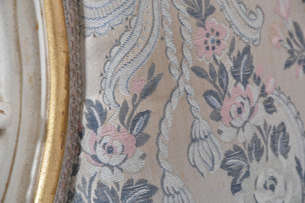 中古　イタリア高級家具　ロココ調　SILIK(シリック)　花柄の張地とゴールドカラーの彫刻装飾が華やかな1人掛けソファ　(R-091270)