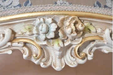 中古　イタリア高級家具　ロココ調　SILIK(シリック)　花柄の張地とゴールドカラーの彫刻装飾が華やかな1人掛けソファ　(R-091270)