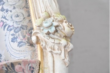 中古　イタリア高級家具　ロココ調　SILIK(シリック)　花柄の張地とゴールドカラーの彫刻装飾が華やかな1人掛けソファ　(R-091270)