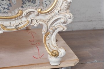 中古　イタリア高級家具　ロココ調　SILIK(シリック)　花柄の張地とゴールドカラーの彫刻装飾が華やかな1人掛けソファ　(R-091270)