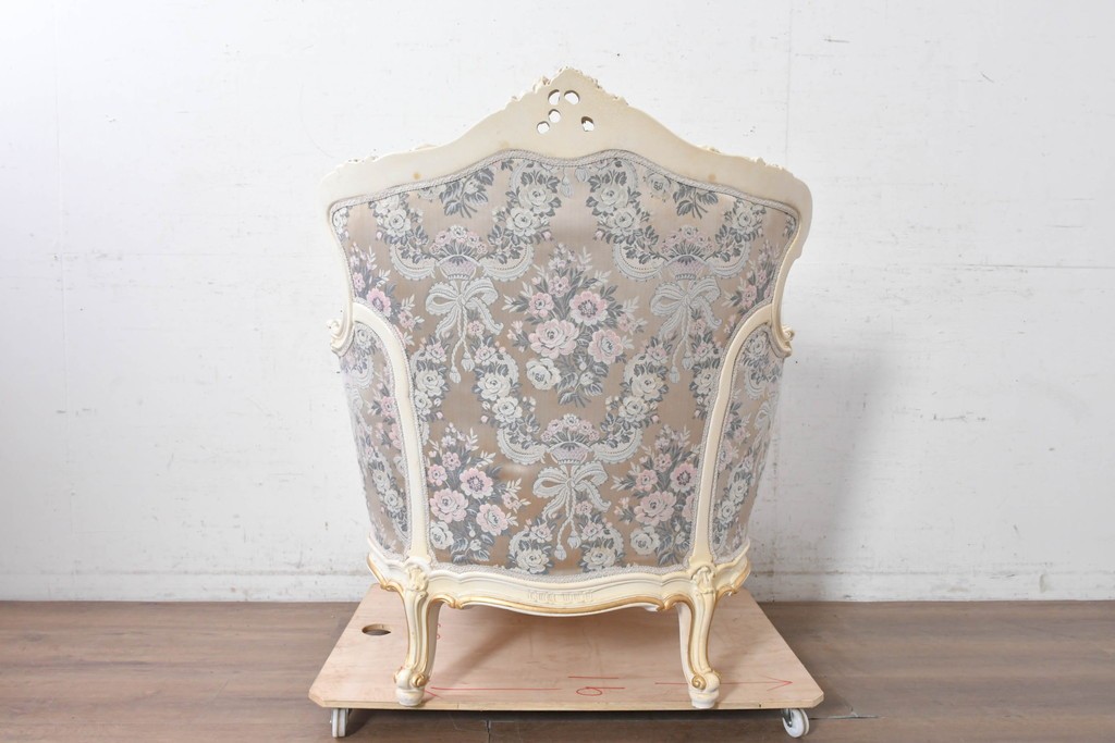 中古　イタリア高級家具　ロココ調　SILIK(シリック)　花柄の張地とゴールドカラーの彫刻装飾が華やかな1人掛けソファ　(R-091270)