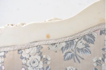中古　イタリア高級家具　ロココ調　SILIK(シリック)　花柄の張地とゴールドカラーの彫刻装飾が華やかな1人掛けソファ　(R-091270)