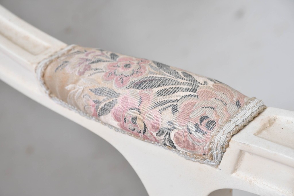 中古　イタリア高級家具　SILIK(シリック)　花柄ファブリックと彫刻装飾のアームチェア　※傷み有り　(R-091271)
