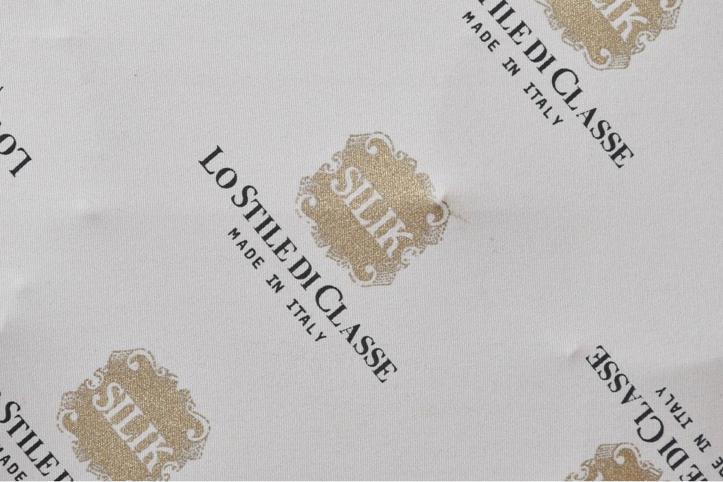 中古　イタリア高級家具　SILIK(シリック)　花柄ファブリックと彫刻装飾のアームチェア　※傷み有り　(R-091271)