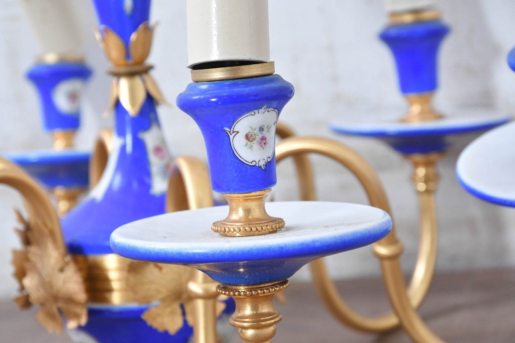 中古　イタリア製　F.B.A.I.(Fonderia Bronzi Artistici Italia)　鮮やかなブルーと華麗な花模様が目を引く6灯シャンデリア　定価推定約100万円〜125万円前後　(R-091273)