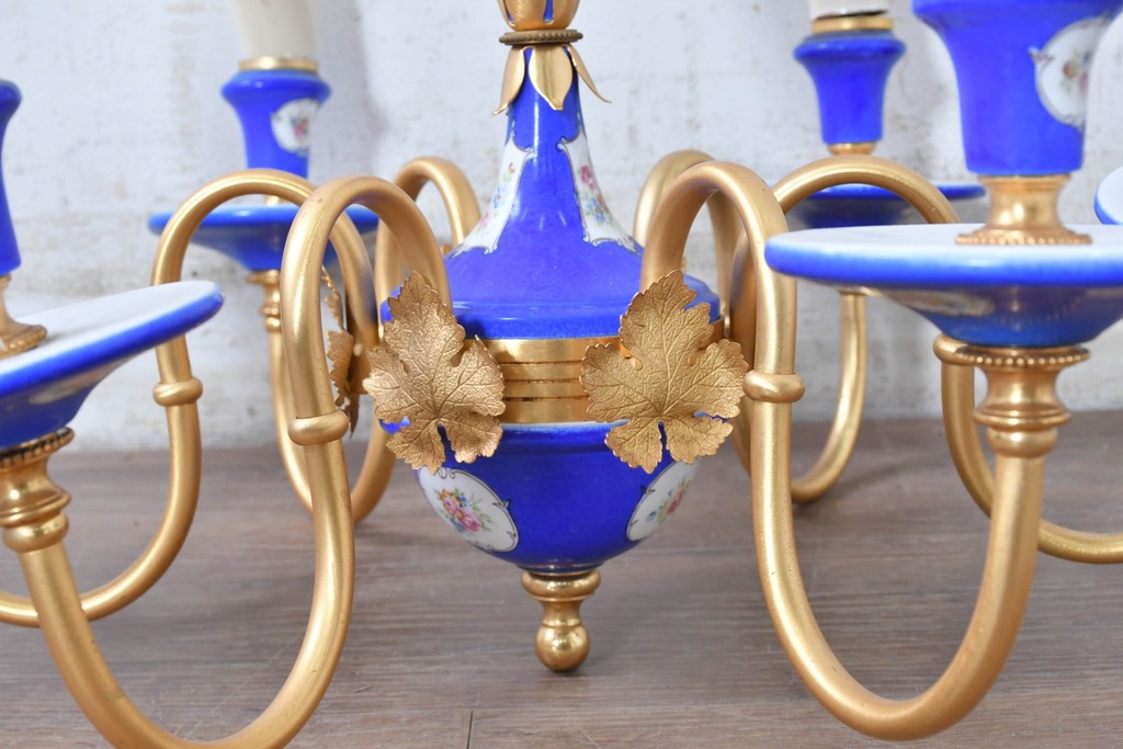 中古　イタリア製　F.B.A.I.(Fonderia Bronzi Artistici Italia)　鮮やかなブルーと華麗な花模様が目を引く6灯シャンデリア　定価推定約100万円〜125万円前後　(R-091273)