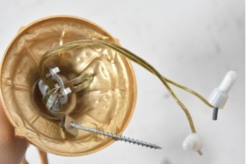 中古　イタリア製　F.B.A.I.(Fonderia Bronzi Artistici Italia)　鮮やかなブルーと華麗な花模様が目を引く6灯シャンデリア　定価推定約100万円〜125万円前後　(R-091273)