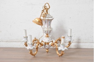 中古　イタリア製　F.B.A.I.(Fonderia Bronzi Artistici Italia)　可憐な花の絵付けと金色の曲線装飾が華やかな5灯シャンデリア　推定約100万円前後　(R-091274)