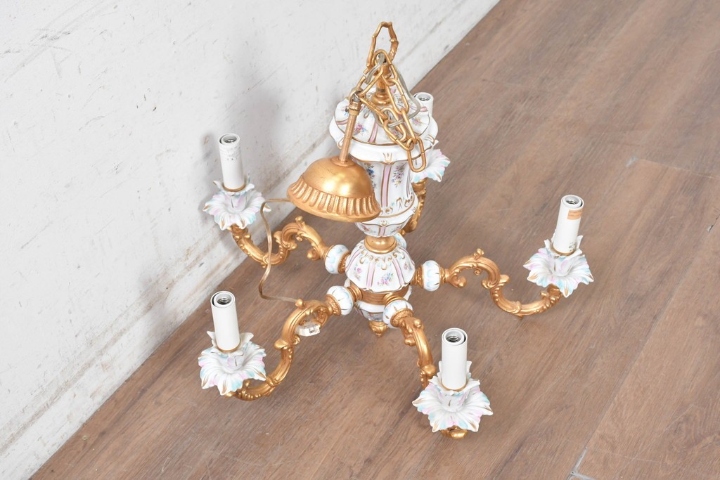 中古　イタリア製　F.B.A.I.(Fonderia Bronzi Artistici Italia)　可憐な花の絵付けと金色の曲線装飾が華やかな5灯シャンデリア　推定約100万円前後　(R-091274)