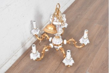 中古　イタリア製　F.B.A.I.(Fonderia Bronzi Artistici Italia)　可憐な花の絵付けと金色の曲線装飾が華やかな5灯シャンデリア　推定約100万円前後　(R-091274)