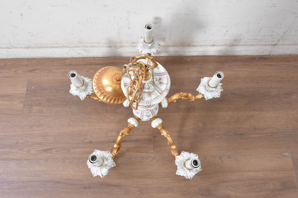 中古　イタリア製　F.B.A.I.(Fonderia Bronzi Artistici Italia)　可憐な花の絵付けと金色の曲線装飾が華やかな5灯シャンデリア　推定約100万円前後　(R-091274)