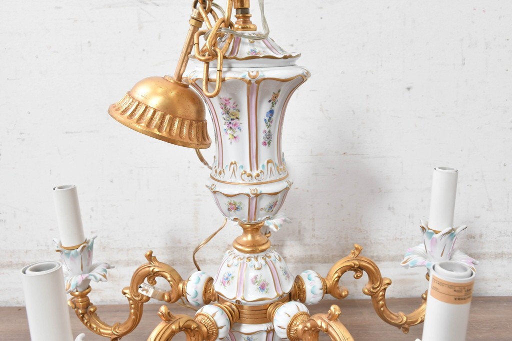 中古　イタリア製　F.B.A.I.(Fonderia Bronzi Artistici Italia)　可憐な花の絵付けと金色の曲線装飾が華やかな5灯シャンデリア　推定約100万円前後　(R-091274)
