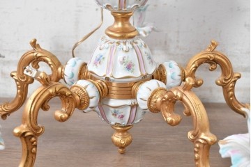 中古　イタリア製　F.B.A.I.(Fonderia Bronzi Artistici Italia)　可憐な花の絵付けと金色の曲線装飾が華やかな5灯シャンデリア　推定約100万円前後　(R-091274)