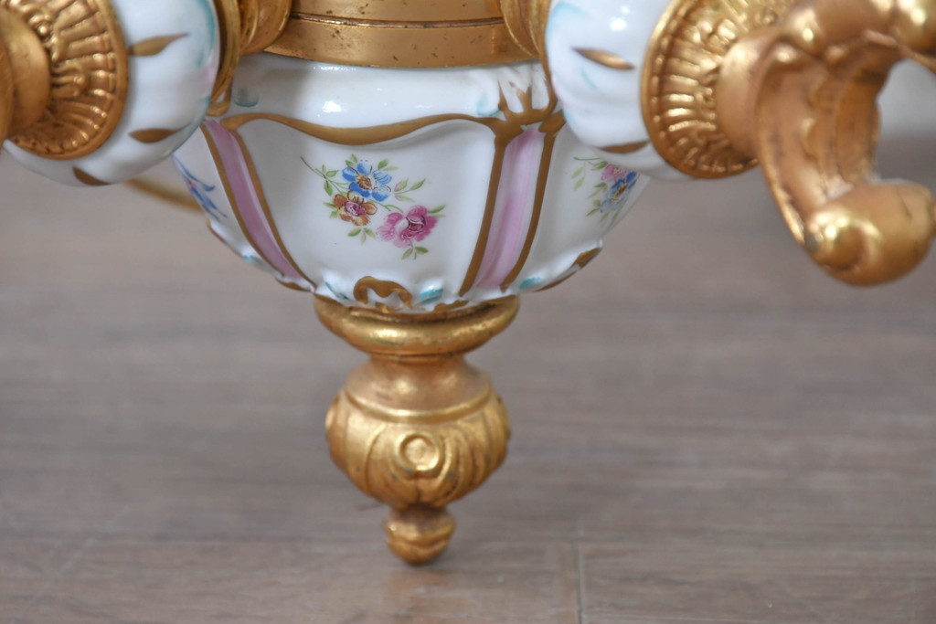 中古　イタリア製　F.B.A.I.(Fonderia Bronzi Artistici Italia)　可憐な花の絵付けと金色の曲線装飾が華やかな5灯シャンデリア　推定約100万円前後　(R-091274)