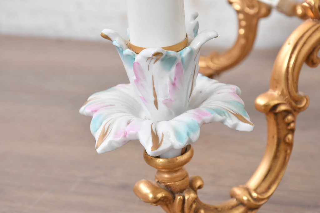 中古　イタリア製　F.B.A.I.(Fonderia Bronzi Artistici Italia)　可憐な花の絵付けと金色の曲線装飾が華やかな5灯シャンデリア　推定約100万円前後　(R-091274)
