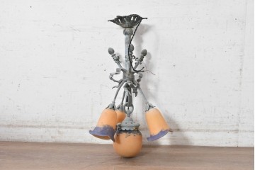 フランスアンティーク　1900年から1920年頃　Verre d'Art de la Bresle(ヴェール・ダール・ド・ラ・ブレル)と思われるサインあり　アール・ヌーヴォー様式　真鍮製　植物意匠の装飾とオレンジの溶かし込みガラスシェードが優美なシャンデリア　(R-091276)