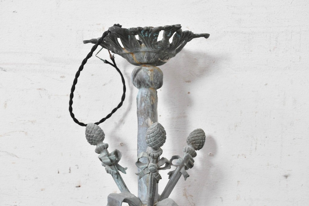 フランスアンティーク　1900年から1920年頃　Verre d'Art de la Bresle(ヴェール・ダール・ド・ラ・ブレル)と思われるサインあり　アール・ヌーヴォー様式　真鍮製　植物意匠の装飾とオレンジの溶かし込みガラスシェードが優美なシャンデリア　(R-091276)