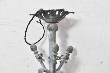フランスアンティーク　1900年から1920年頃　Verre d'Art de la Bresle(ヴェール・ダール・ド・ラ・ブレル)と思われるサインあり　アール・ヌーヴォー様式　真鍮製　植物意匠の装飾とオレンジの溶かし込みガラスシェードが優美なシャンデリア　(R-091276)