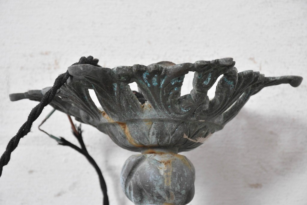 フランスアンティーク　1900年から1920年頃　Verre d'Art de la Bresle(ヴェール・ダール・ド・ラ・ブレル)と思われるサインあり　アール・ヌーヴォー様式　真鍮製　植物意匠の装飾とオレンジの溶かし込みガラスシェードが優美なシャンデリア　(R-091276)