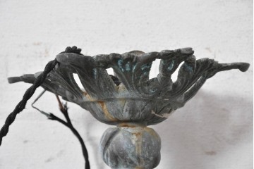 フランスアンティーク　1900年から1920年頃　Verre d'Art de la Bresle(ヴェール・ダール・ド・ラ・ブレル)と思われるサインあり　アール・ヌーヴォー様式　真鍮製　植物意匠の装飾とオレンジの溶かし込みガラスシェードが優美なシャンデリア　(R-091276)