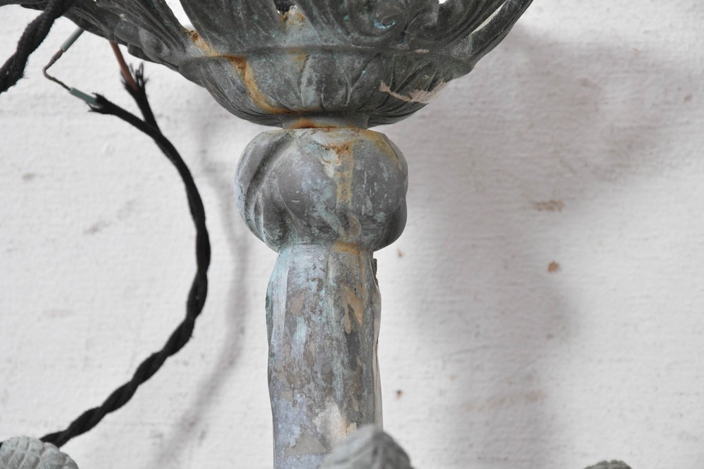フランスアンティーク　1900年から1920年頃　Verre d'Art de la Bresle(ヴェール・ダール・ド・ラ・ブレル)と思われるサインあり　アール・ヌーヴォー様式　真鍮製　植物意匠の装飾とオレンジの溶かし込みガラスシェードが優美なシャンデリア　(R-091276)