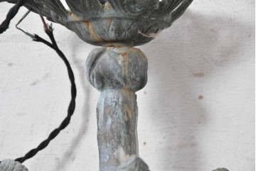 フランスアンティーク　1900年から1920年頃　Verre d'Art de la Bresle(ヴェール・ダール・ド・ラ・ブレル)と思われるサインあり　アール・ヌーヴォー様式　真鍮製　植物意匠の装飾とオレンジの溶かし込みガラスシェードが優美なシャンデリア　(R-091276)