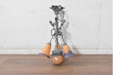 フランスアンティーク　1900年から1920年頃　Verre d'Art de la Bresle(ヴェール・ダール・ド・ラ・ブレル)と思われるサインあり　アール・ヌーヴォー様式　真鍮製　植物意匠の装飾とオレンジの溶かし込みガラスシェードが優美なシャンデリア　(R-091276)
