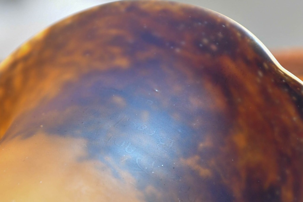 フランスアンティーク　1900年から1920年頃　Verre d'Art de la Bresle(ヴェール・ダール・ド・ラ・ブレル)と思われるサインあり　アール・ヌーヴォー様式　真鍮製　植物意匠の装飾とオレンジの溶かし込みガラスシェードが優美なシャンデリア　(R-091276)
