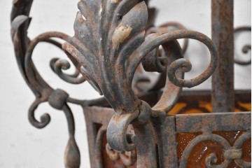 《直結式ペンダントライト加工費込み》　イギリスアンティーク　1900年から1950年頃　特大サイズ!!　ロートアイアン　植物装飾や色ガラスが華やかなペンダントライト　(R-091277)