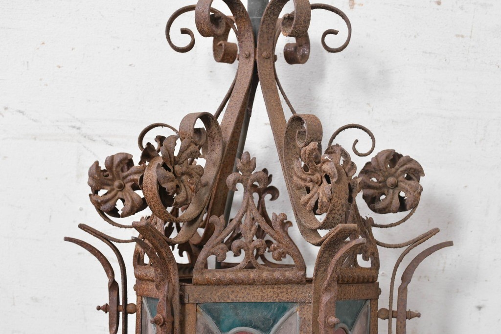 イギリスアンティーク　1910年から1940年頃　ステンドグラスとロートアイアン装飾が華やかな天井照明　(R-091281)
