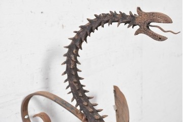 ヨーロッパアンティーク　1920年から1960年頃　ロートアイアン　細やかな意匠が目を引くドラゴンのオブジェ　(R-091282)