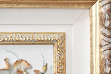 中古　美品　イタリア製　カポディモンテ(CAPODIMONTE)　半立体の陶花が美しい壁掛け額装レリーフ　(R-091283)
