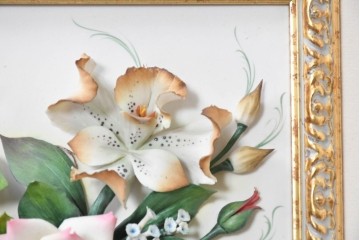 中古　美品　イタリア製　カポディモンテ(CAPODIMONTE)　半立体の陶花が美しい壁掛け額装レリーフ　(R-091283)