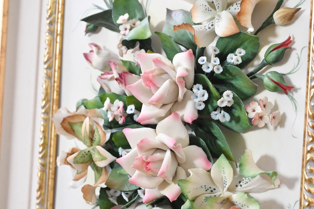 中古　美品　イタリア製　カポディモンテ(CAPODIMONTE)　半立体の陶花が美しい壁掛け額装レリーフ　(R-091283)