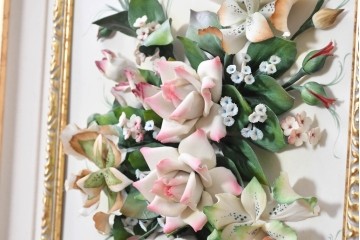 中古　美品　イタリア製　カポディモンテ(CAPODIMONTE)　半立体の陶花が美しい壁掛け額装レリーフ　(R-091283)
