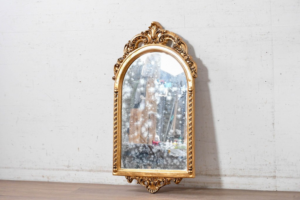 中古　美品　イタリアンデザイン　アンティーク調　ゴールドカラーの装飾が華やかなウォールミラー　(R-091284)