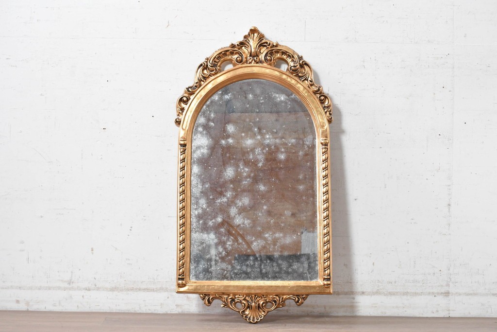 中古　美品　イタリアンデザイン　アンティーク調　ゴールドカラーの装飾が華やかなウォールミラー　(R-091284)